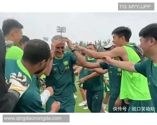 足球巨星突然造访小城 引发当地球迷疯狂热情与期待