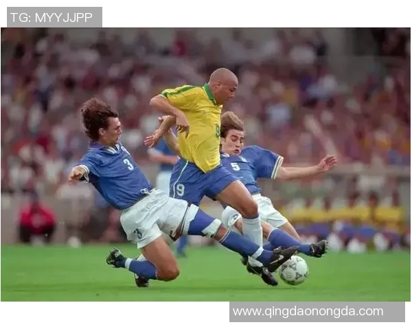 足球巨星战袍背后的荣耀与故事展现绿茵场上的无限激情