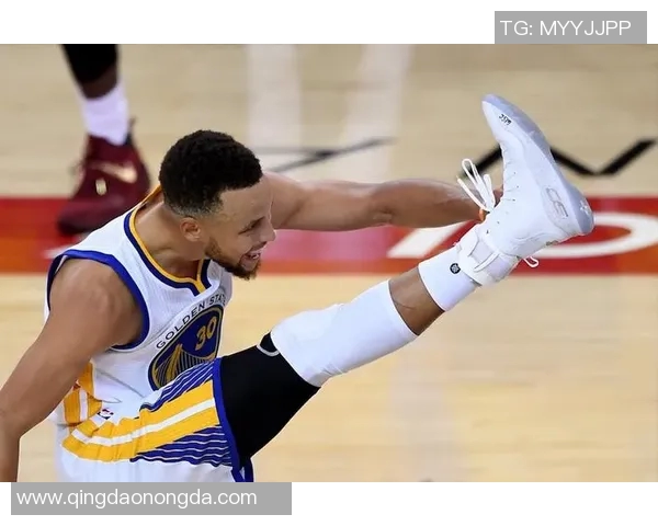 二十二号球星的辉煌历程与赛场传奇：从起步到巅峰的成长故事