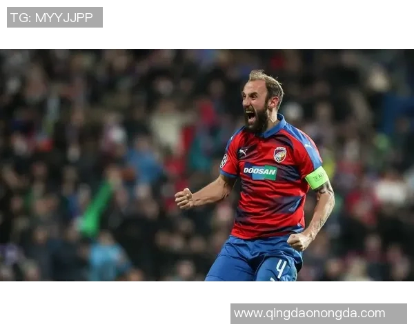 全球足球十五大球星数据对比分析:全面解析个人成就与赛场表现 全球足球十五大球星数据对比分析:全面解析个人成就与赛场表现